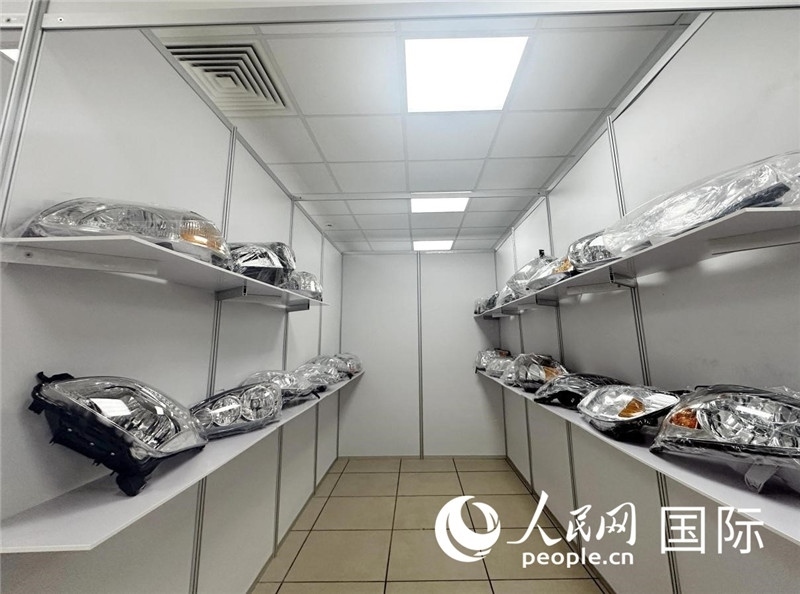 在位于莫斯科格林伍德國際貿(mào)易中心的浙江寧波優(yōu)質(zhì)商品展銷中心內(nèi)，展示著來自浙江寧波慈溪市的汽車配件樣品。人民網(wǎng)記者 申佳平攝