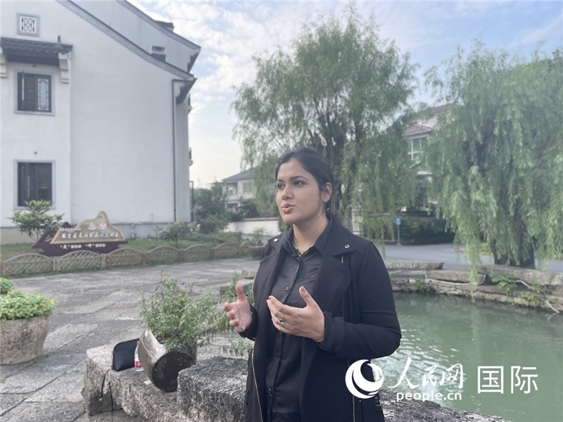 孟加拉國Channel 24電視頻道主持人伊斯拉特·阿敏在安吉接受記者采訪。人民網(wǎng)記者 張榮攝