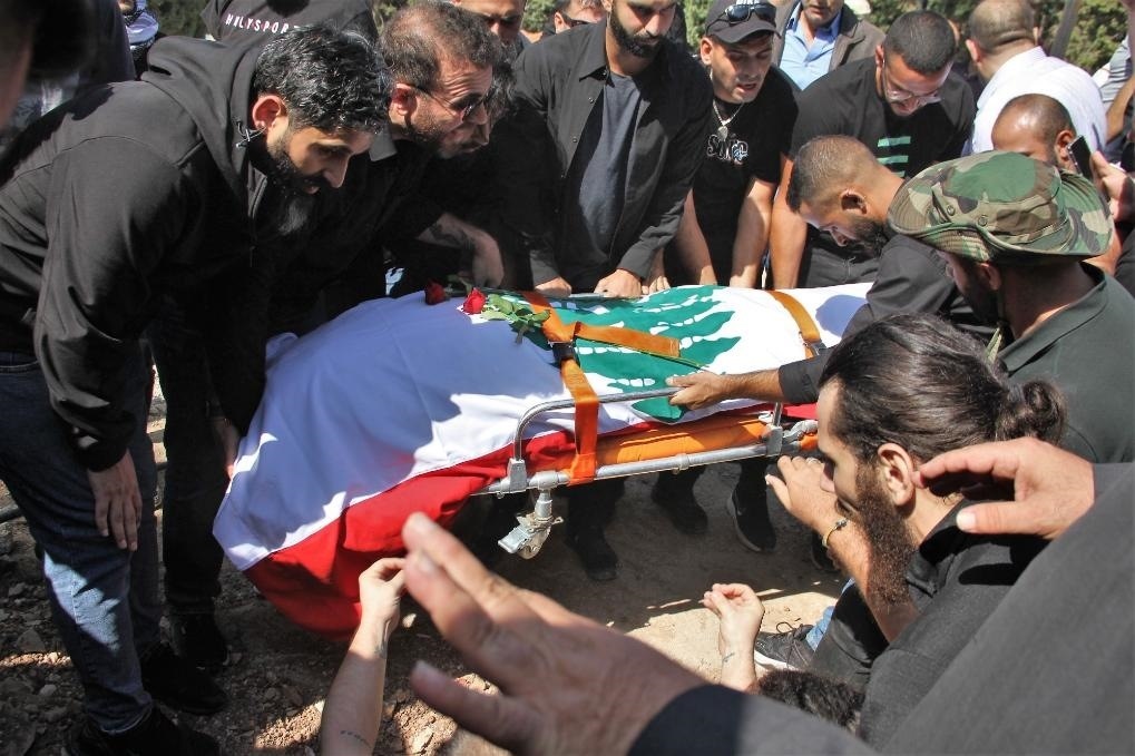 10月14日，黎巴嫩南部希亞姆鎮(zhèn)，黎巴嫩記者和民眾為在以色列轟炸中死亡的攝影記者伊薩姆·阿卜杜拉送葬。新華社發(fā)（塔希爾·阿布·哈姆丹攝）