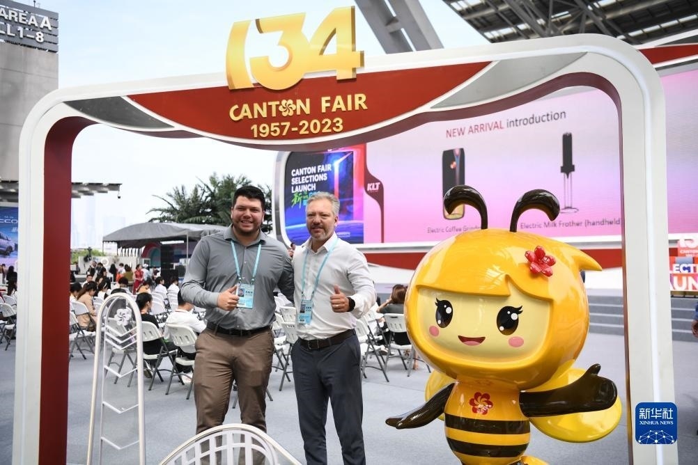 10月15日，來自巴西的采購商在廣交會上合影。新華社記者 鄧華 攝