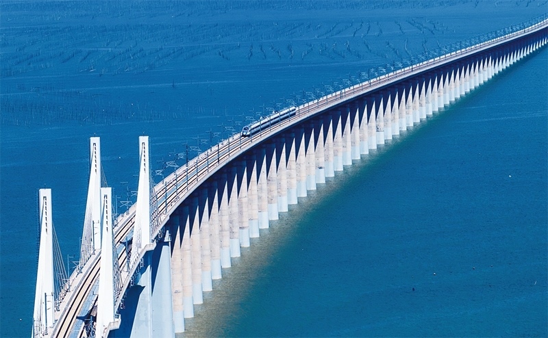 2023年9月28日，中國首條時速350公里跨海高鐵——福廈高鐵正式開通運營。圖為一列運行試驗車組駛過福廈高鐵湄洲灣跨海大橋（9月19日攝，無人機照片）。 新華社記者 魏培全/攝