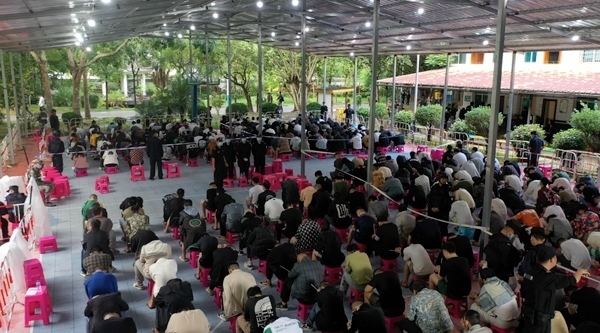 2349名電信網(wǎng)絡(luò)詐騙犯罪嫌疑人一次性移交我方。公安部供圖