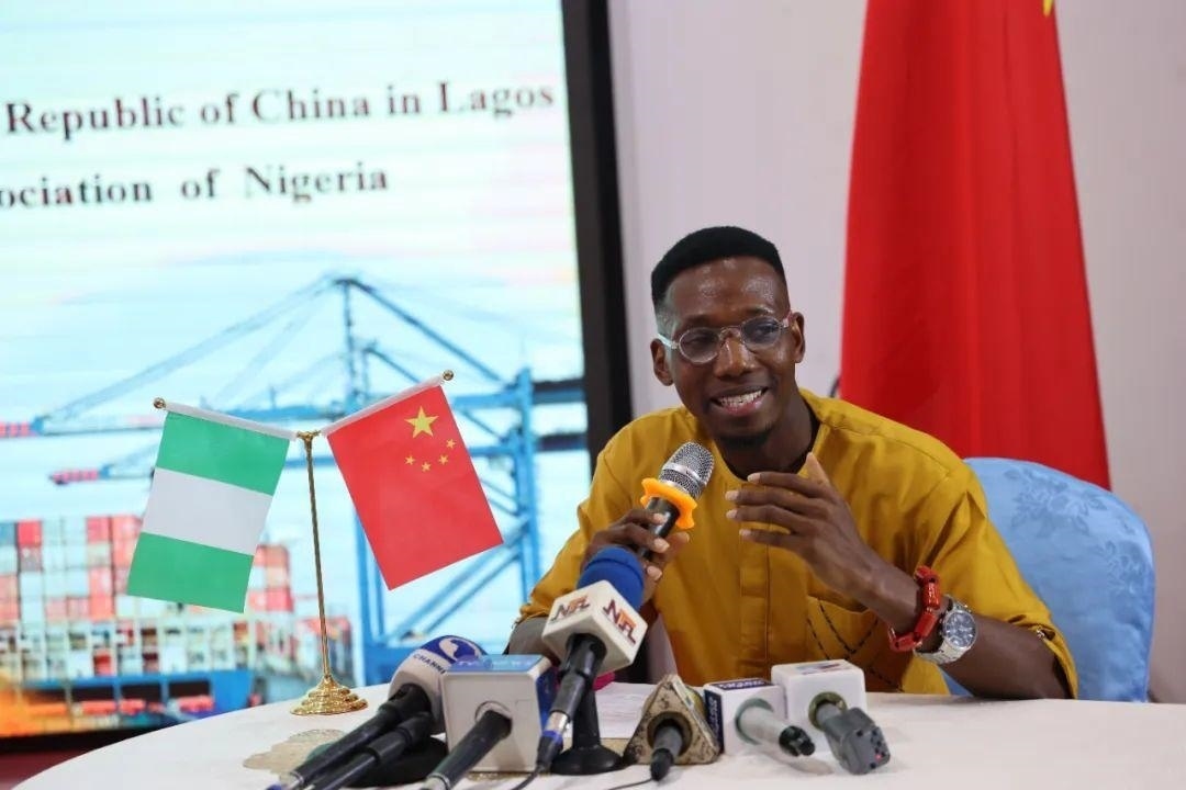 尼日利亞孔子學(xué)院留華同學(xué)會(huì)會(huì)長吳文仲分享經(jīng)驗(yàn)。駐拉各館總領(lǐng)館供圖