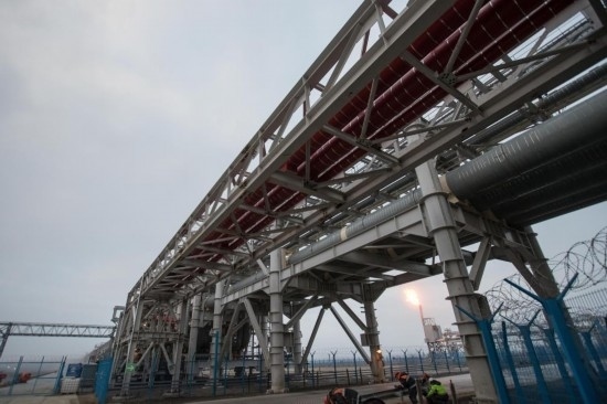 這是2018年8月8日在俄羅斯薩別塔拍攝的中俄亞馬爾項(xiàng)目輸氣管道。（新華社記者吳壯攝）