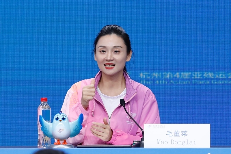 杭州市殘疾人綜合服務(wù)中心干事毛董萊介紹成為亞殘運(yùn)會(huì)火炬手的經(jīng)歷。杭州亞殘組委供圖