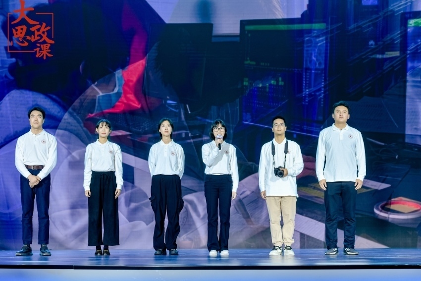 四川大學(xué)三星堆遺址考古隊(duì)隊(duì)長、考古文博學(xué)院教授黎海超和四川大學(xué)三星堆遺址考古隊(duì)隊(duì)員們