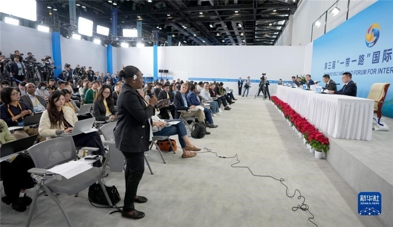 10月16日，第三屆“一帶一路”國(guó)際合作高峰論壇新聞中心在北京國(guó)家會(huì)議中心舉行首場(chǎng)吹風(fēng)會(huì)，邀請(qǐng)自然資源部國(guó)際合作司和相關(guān)單位負(fù)責(zé)人介紹有關(guān)情況，并回答記者提問(wèn)。新華社記者 王毓國(guó)攝