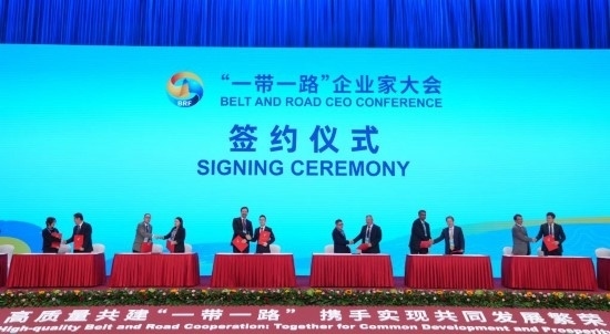 這是10月17日拍攝的簽約儀式現(xiàn)場(chǎng)。當(dāng)日，“一帶一路”企業(yè)家大會(huì)在北京召開(kāi)。（新華社記者王毓國(guó)攝）