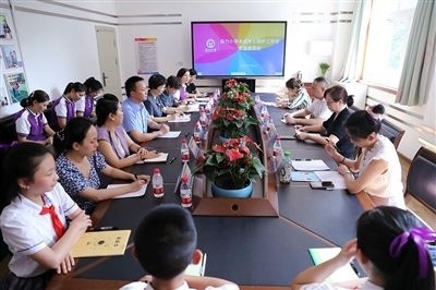 圖⑤：法治宣講結(jié)束后，重慶五中院組織召開座談會(huì)，聽取人大代表和朵力小學(xué)教師、家長(zhǎng)代表對(duì)法院未成年人保護(hù)工作的意見(jiàn)建議。