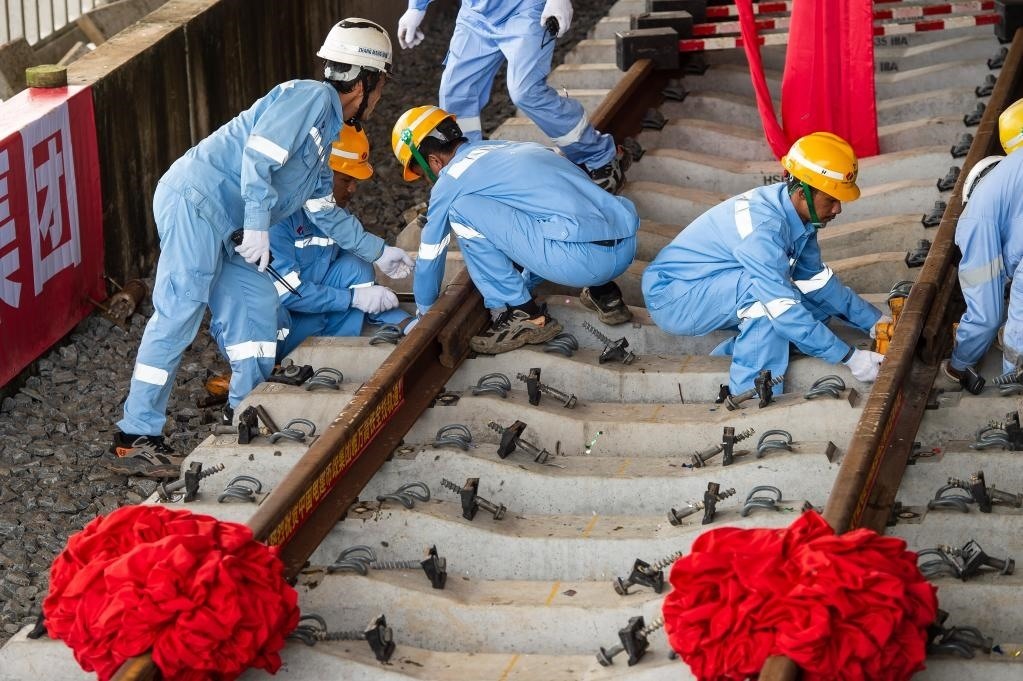 3月31日，在印度尼西亞雅加達雅萬高鐵哈利姆車站，工人鋪設雅萬高鐵全線最后一根鋼軌。