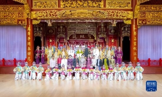  10月18日上午，國家主席習近平夫人彭麗媛邀請出席第三屆“一帶一路”國際合作高峰論壇的外方領導人夫人參觀中國工藝美術館（中國非物質文化遺產館）。這是彭麗媛同外方領導人夫人與文藝演出演職人員合影。新華社記者 丁林 攝