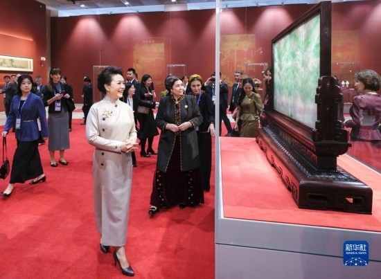  10月18日上午，國家主席習近平夫人彭麗媛邀請出席第三屆“一帶一路”國際合作高峰論壇的外方領導人夫人參觀中國工藝美術館（中國非物質文化遺產館）。這是彭麗媛同外方領導人夫人參觀展品。新華社記者 丁林 攝