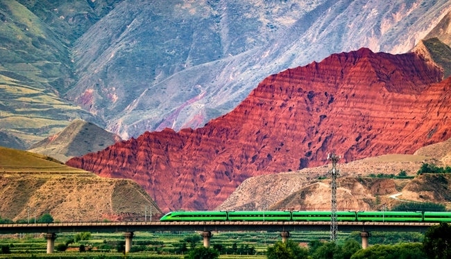 穿越丹霞地貌的火車。蘭州局集團(tuán)公司融媒體中心供圖