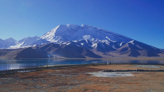 喀拉庫(kù)勒湖。中國(guó)鐵路烏魯木齊局集團(tuán)有限公司供圖