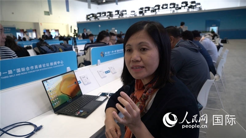 越南之聲廣播電臺(tái)記者胡鴻行（音譯，H? H?ng H?nh）與記者交談。人民網(wǎng) 楊春燕攝