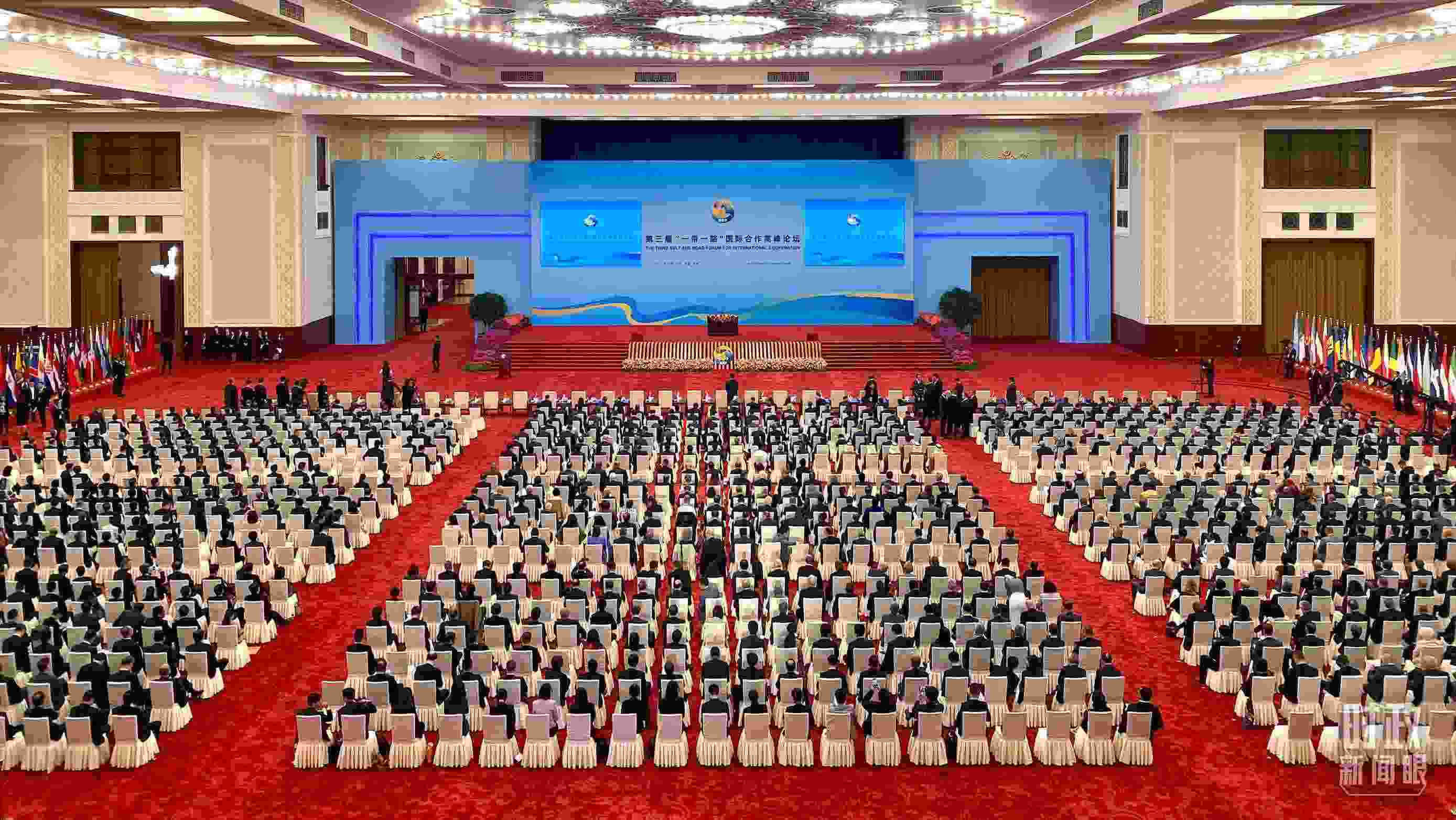 △人民大會(huì)堂宴會(huì)廳。這是開(kāi)幕式之前的現(xiàn)場(chǎng)。（總臺(tái)央視記者李增仁拍攝）