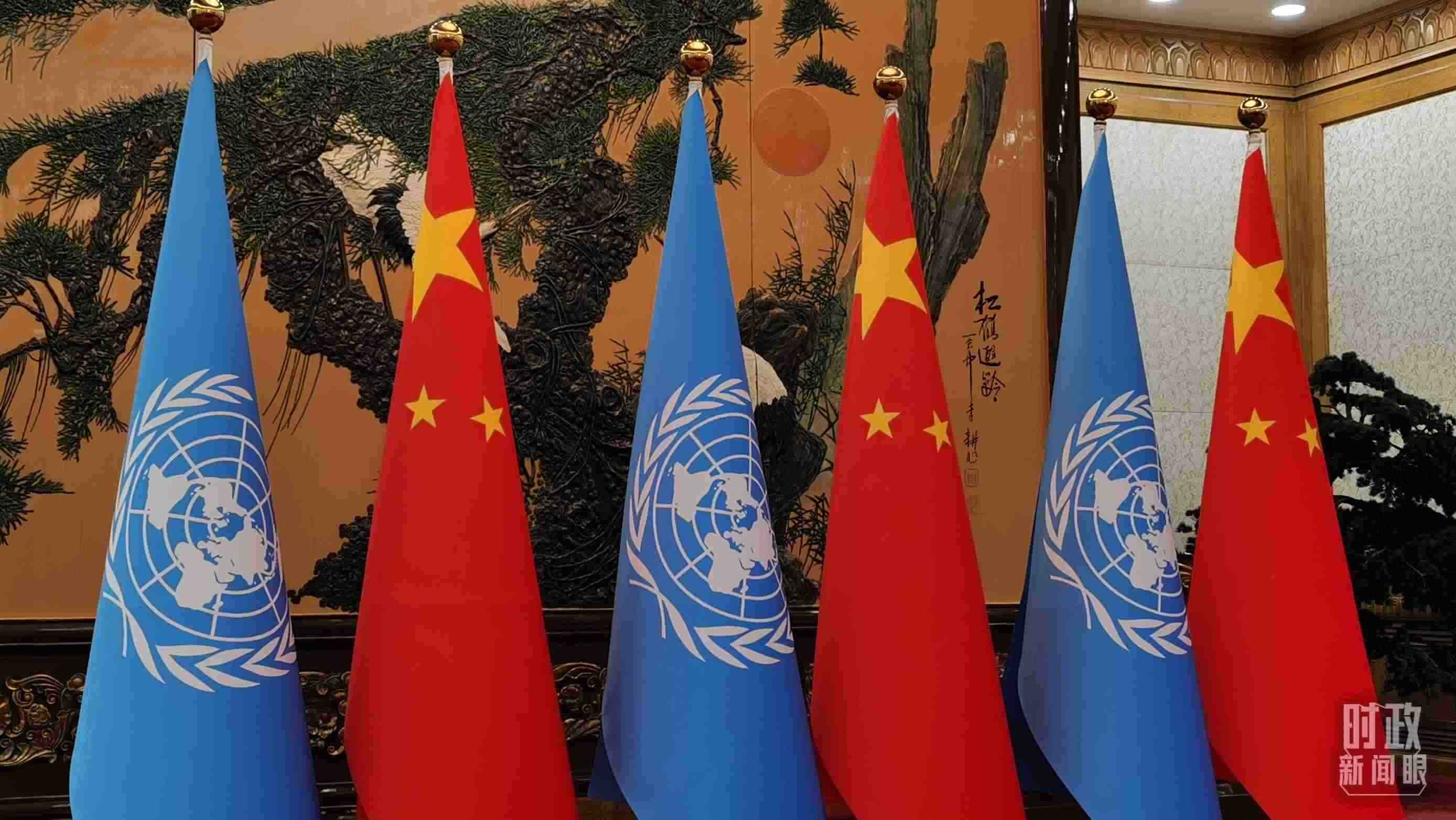 △會(huì)見(jiàn)現(xiàn)場(chǎng)的中國(guó)國(guó)旗和聯(lián)合國(guó)旗。（總臺(tái)央視記者郭鴻拍攝）
