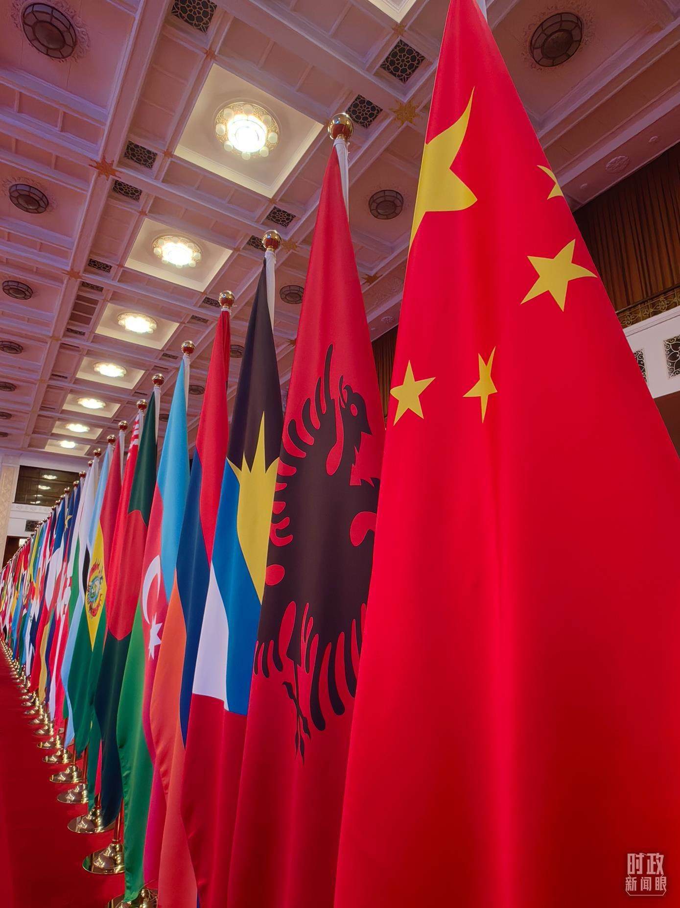 △開(kāi)幕式會(huì)場(chǎng)內(nèi)整齊排列的旗幟。（總臺(tái)央視記者楊波拍攝）