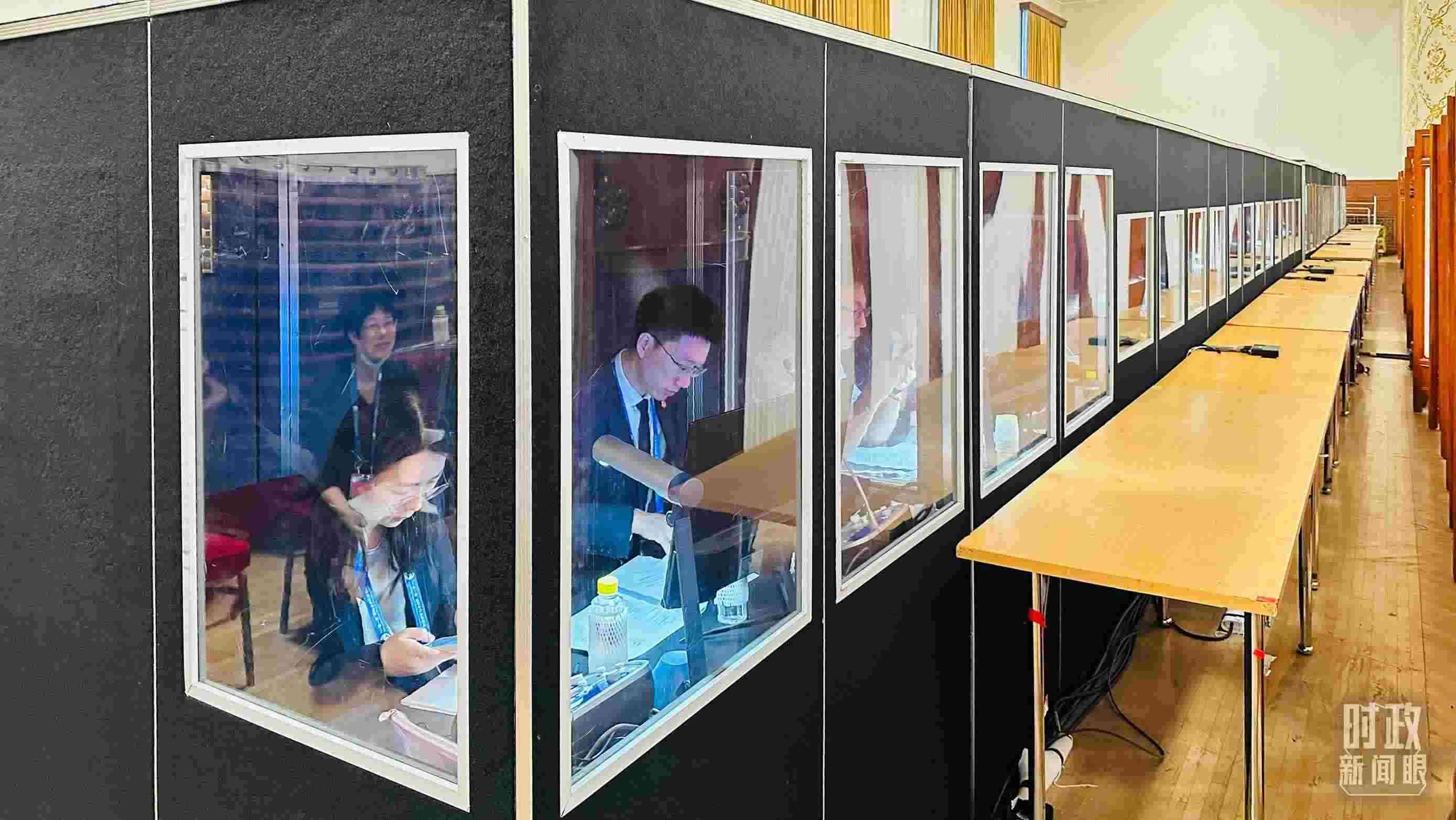 △開(kāi)幕式現(xiàn)場(chǎng)的多語(yǔ)種同傳間。（總臺(tái)國(guó)廣記者時(shí)冉拍攝）