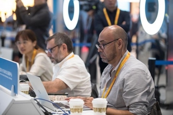 10月17日，記者在“一帶一路”國際合作高峰論壇新聞中心工作。新華社記者 張豪夫 攝