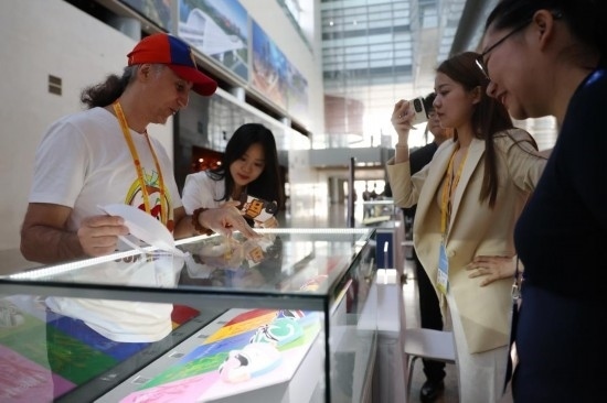 10月16日，參會記者在“一帶一路”國際合作高峰論壇新聞中心參觀展示的中國非物質(zhì)文化遺產(chǎn)展品。新華社記者 陳斌 攝