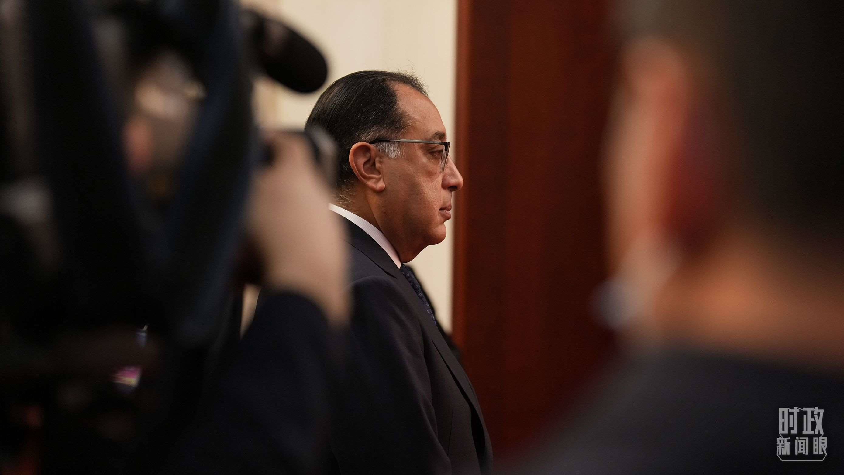 △人民大會(huì)堂，埃及總理馬德布利正在等候會(huì)見開始。（總臺(tái)國(guó)廣記者李晉拍攝）