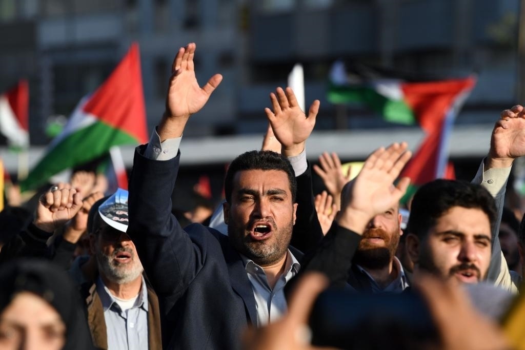 10月18日，人們在伊朗德黑蘭舉行集會。當日，突尼斯、土耳其、伊朗等多國民眾舉行集會，表達對巴勒斯坦人民的支持，并譴責針對加沙城醫(yī)院的襲擊。新華社記者 沙達提 攝