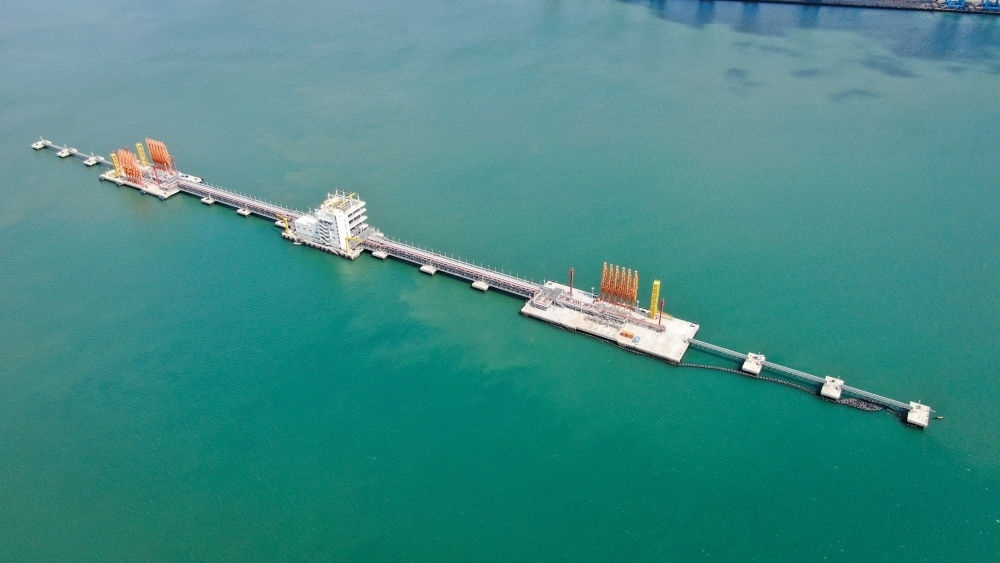 這是肯尼亞蒙巴薩油碼頭（2023年9月20日攝，無(wú)人機(jī)照片）。新華社發(fā)（中國(guó)交通建設(shè)股份有限公司肯尼亞蒙巴薩新建油碼頭項(xiàng)目部供圖）