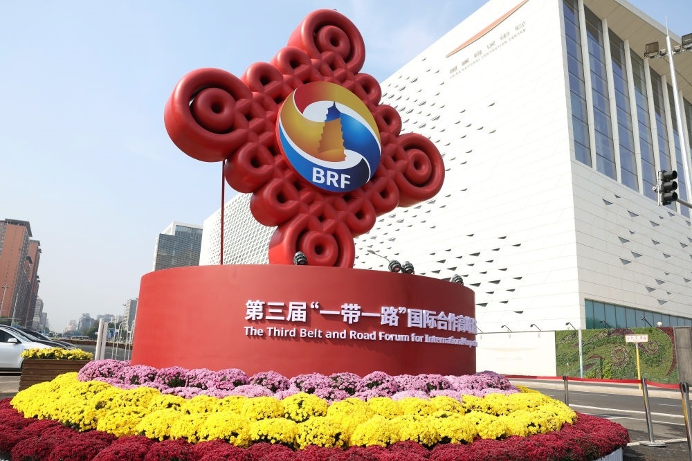 這是在北京國(guó)家會(huì)議中心附近拍攝的“一帶一路”國(guó)際合作高峰論壇景觀布置（2023年10月17日攝）。新華社記者 陳斌 攝