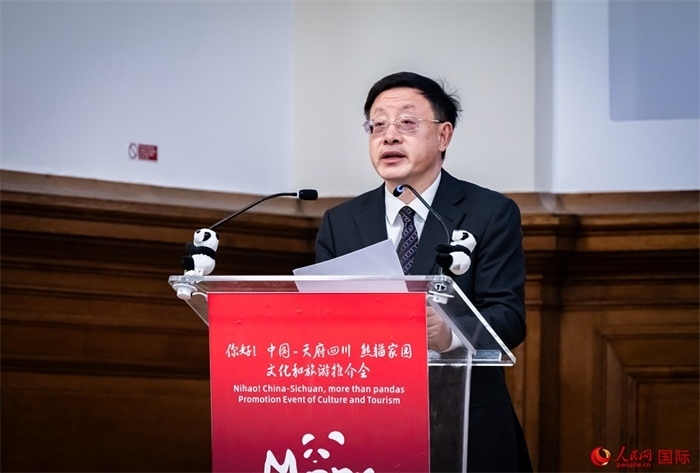 四川省文化和旅游廳廳長戴允康作文化旅游推介。人民網(wǎng) 郭錦標(biāo)攝