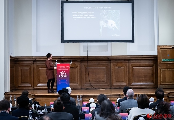 英國旅游達人瑪麗亞·拉莫爾作來川游歷主題分享。人民網(wǎng) 郭錦標(biāo)攝