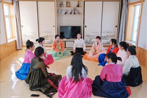 2023年6月，楊麗娜（后中）對擔任民宿管家的光東村村民們進行標準化培訓。（新華社記者金津秀攝）