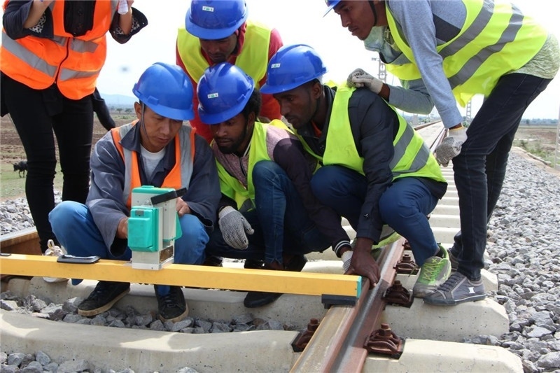 中方員工在鐵路現(xiàn)場培訓埃方員工。 中國土木工程集團有限公司供圖