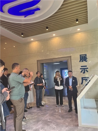 （在文瀾智谷中試產業(yè)基地，中外記者深入了解科技轉化情況 趙橙涔攝）