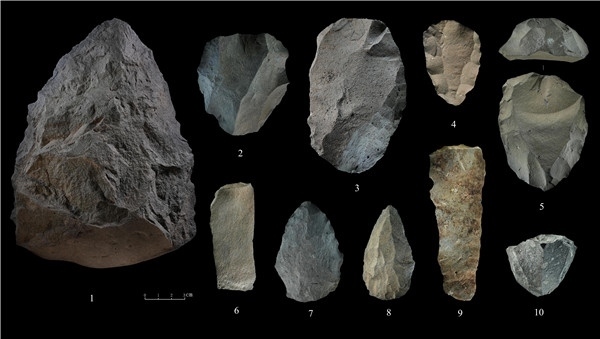 石制品 1.手斧 2、4、5.勒瓦婁哇石核（循環(huán)剝片法、優(yōu)先剝片法）3.勒瓦婁哇石葉石核 6.勒瓦婁哇石葉 7、8.勒瓦婁哇尖狀器 9.石葉 10.錐形石葉石核。中肯聯(lián)合考古隊(duì)供圖
