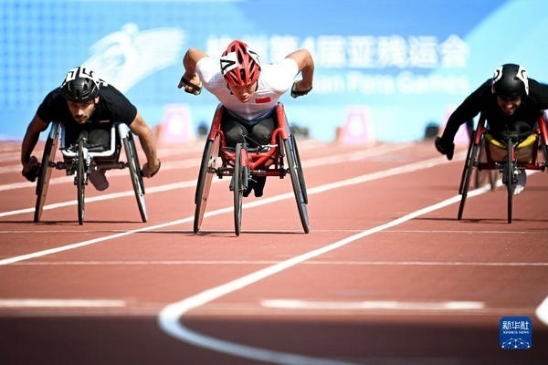 10月23日，中國選手龔文浩（左二）在杭州第4屆亞殘運會男子100米-T34決賽的比賽中。他以15秒55的成績獲得該項目銀牌。新華社記者 江漢攝
