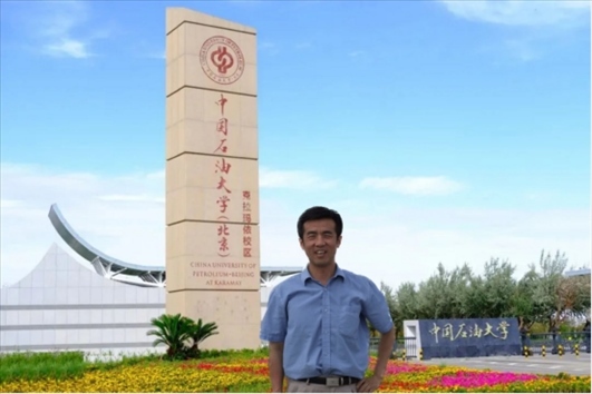 北京交通大學(xué)“銀齡教師”黃曉鳴。校方供圖