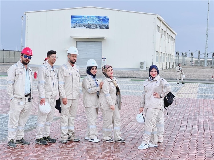 部分伊拉克員工合影。中國石油工程建設(shè)有限公司供圖