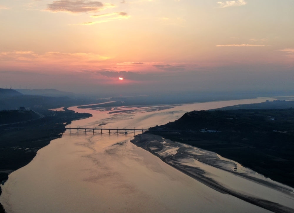  豫陜交界附近拍攝的黃河景色（2020年9月7日攝，無人機(jī)照片）。新華社記者 郝源 攝