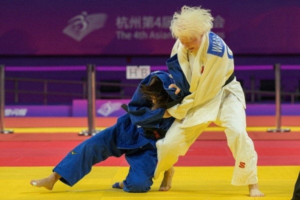 10月24日，杭州第4屆亞殘運會柔道女子J2級57公斤級決賽舉行。圖為中國隊選手王嘉楠（右）和日本隊選手廣瀨順子在比賽中。圖片來源：杭州亞殘組委