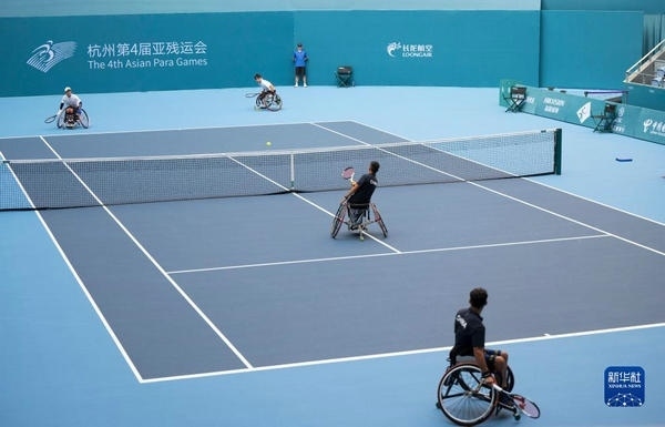 10月24日，在杭州第4屆亞殘運會輪椅網(wǎng)球男子雙打1/4決賽中，中國組合董順江/紀(jì)珍旭以0比2不敵韓國組合任浩元/韓成奉，無緣半決賽。圖為董順江（右二）/紀(jì)珍旭（右一）在比賽中。新華社記者 才揚攝