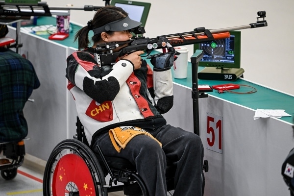 10月23日，杭州第4屆亞殘運會射擊(R2)SH1級女子10米氣步槍立射資格賽舉行。圖為中國隊選手張翠平在比賽中。圖片來源：杭州亞殘組委