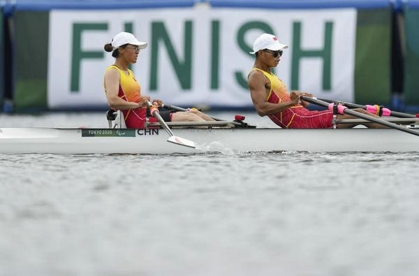 2021年8月29日，在東京殘奧會賽艇項目PR2級混合雙人雙槳決賽中，中國組合劉爽/蔣繼劍獲得銅牌。圖為劉爽（左）/蔣繼劍在比賽中。新華社記者 胡虎虎攝（資料圖）