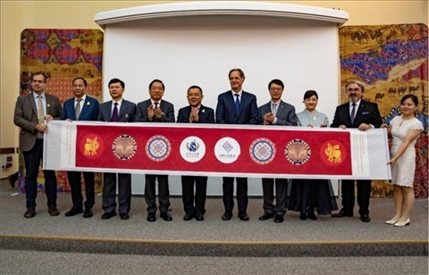 “絲路綺粲—中國(guó)絲綢藝術(shù)展”開幕式在匈牙利首都布達(dá)佩斯舉行。布達(dá)佩斯中國(guó)文化中心供圖