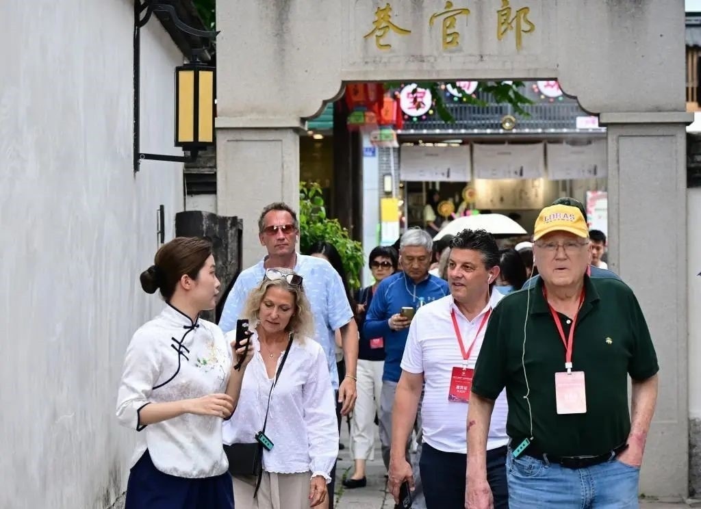 △2023年6月27日，“鼓嶺之友”部分成員和中美各界人士在福建福州南后街三坊七巷參觀訪問(wèn)。