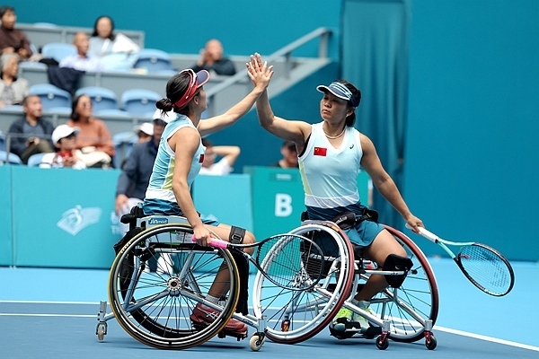 10月25日，杭州亞殘運(yùn)會(huì)輪椅網(wǎng)球女雙決賽，中國(guó)組合朱珍珍(右)/郭珞瑤慶祝得分。人民網(wǎng)記者 胡雪蓉?cái)z