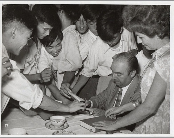 諾貝爾文學獎得主巴勃羅·聶魯達與中國青年在一起（資料圖片）。中國美術館供圖