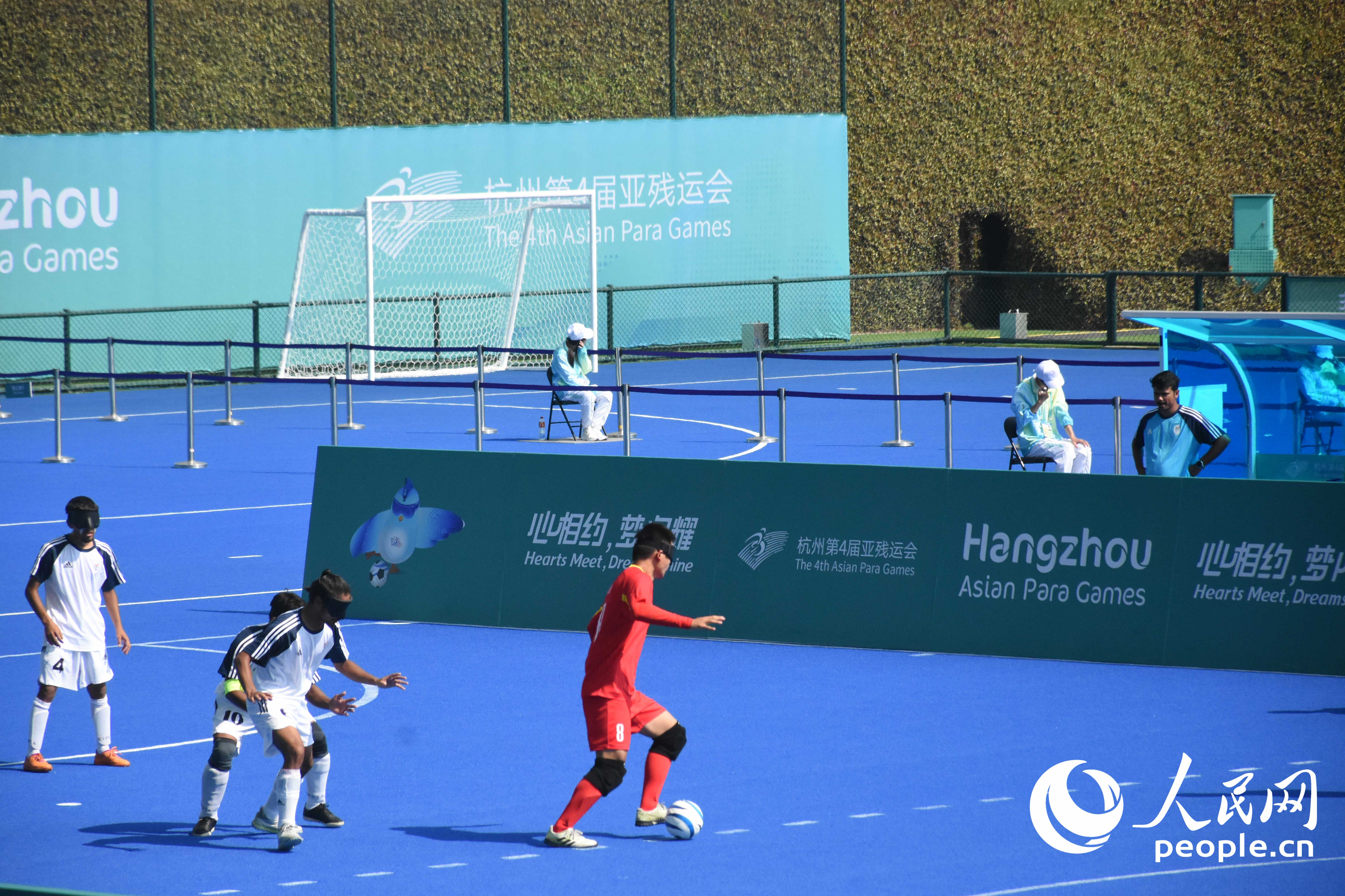 盲人足球比賽進(jìn)行中，賽場(chǎng)周圍有特制擋板。人民網(wǎng) 周靜圓攝