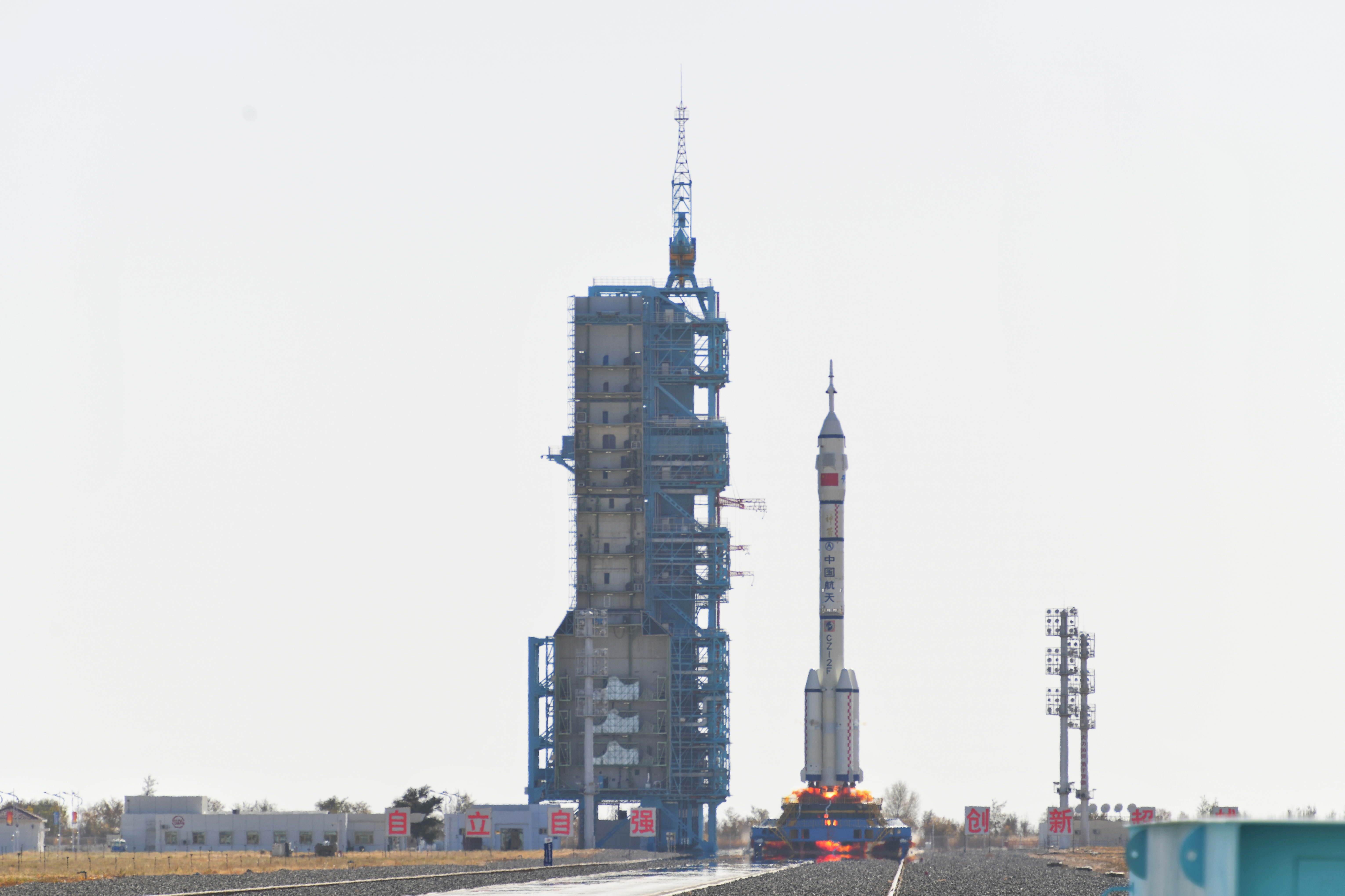 神舟十七號(hào)載人飛船發(fā)射升空震撼瞬間。人民網(wǎng) 張啟川攝