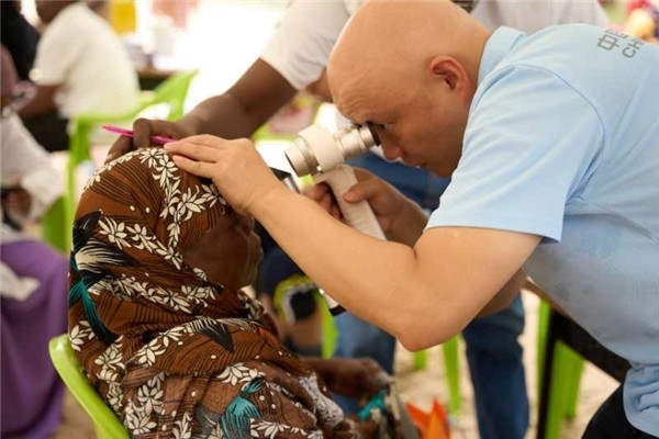 醫(yī)療隊(duì)為當(dāng)?shù)鼗颊吡x診。中國(guó)援桑醫(yī)療隊(duì)供圖